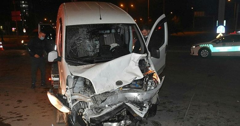 İzmir’de hafif ticari araç otomobile çarptı: 1’i ağır 4 yaralı