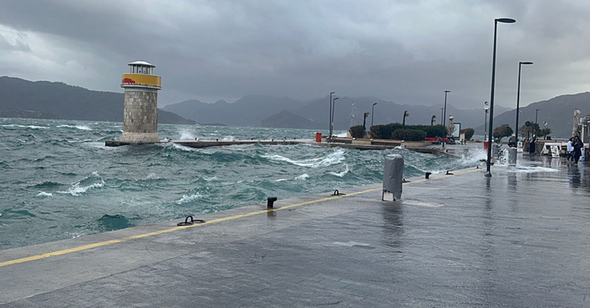 Marmaris'te iş yerleri su altında kaldı!