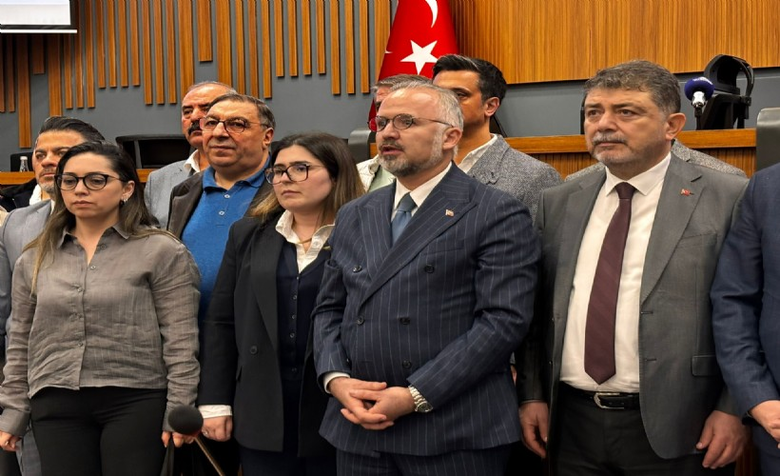chp-tipi-demokrasi-bu-sefer-izmir-buyuksehir-meclisinde-ayni-provokasyon-1770922697879.png