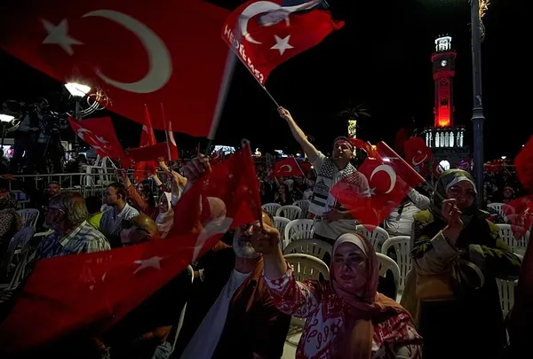 izmir-15-temmuzda-tek-nefes-oldu-vatandaslar-konak-meydanina-akin-etti-1784153169339.jpeg