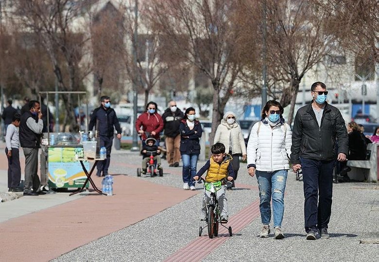 Kısıtlamasız ilk cumartesi! İzmir kendini sokağa attı