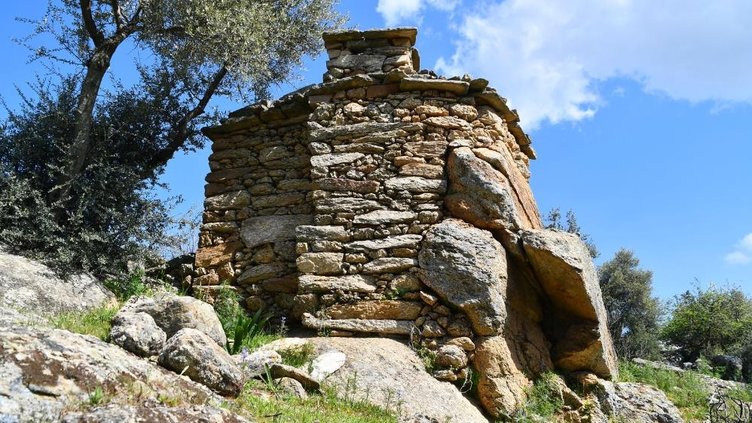 Ege’de terkedilen hayalet köy zamana direniyor!