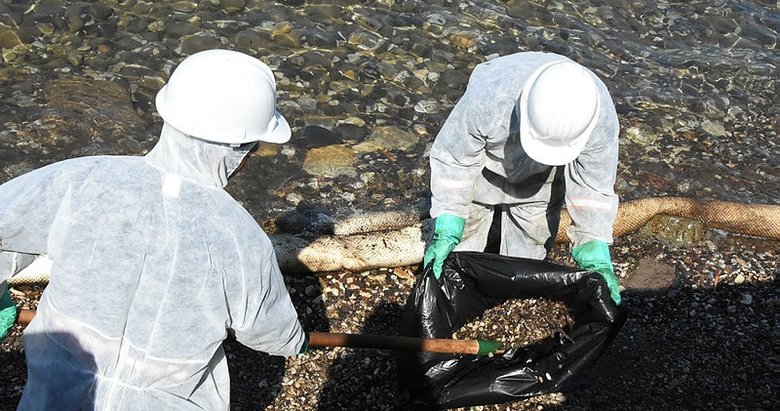 Foça kıyılarındaki petrol atıkları için başlatılan çalışmalar sürüyor