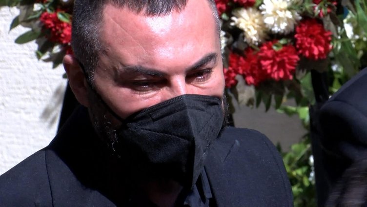 Ünlü şarkıcı Rober Hatemo babasını son yolculuğuna uğurladı