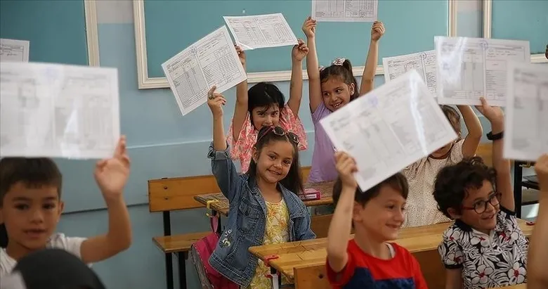 BUGÜN SAAT KAÇTA KARNE ALINACAK? 2026 karne günü