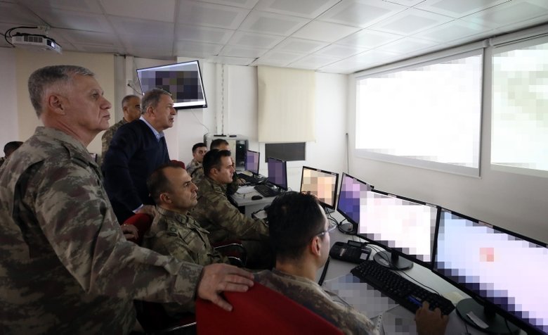 Milli Savunma Bakanı Hulusi Akar ve komutanlar sınırdaki Komuta Merkezi’nde