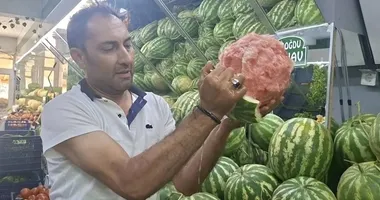 İzmir’den getirdiği karpuzu eliyle soydu!