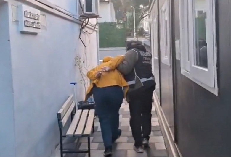 İzmir’de 26 ayrı adrese silah kaçakçılığı baskını: 15 gözaltı