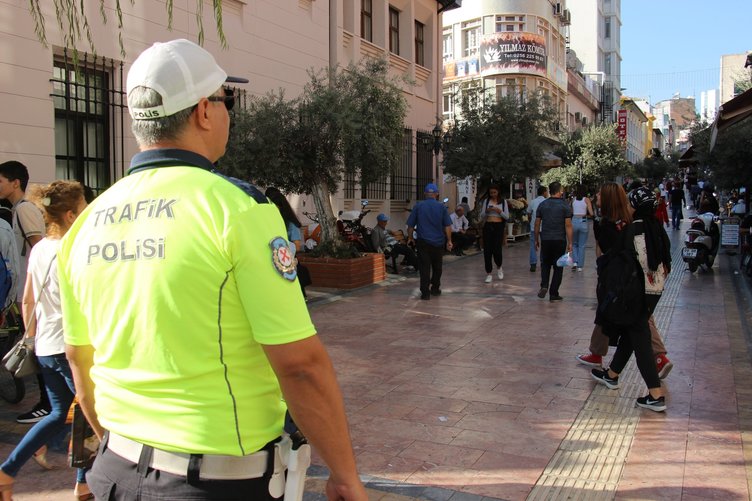 Her şeyden habersizdi... Motosiklet üzerinde verdiği poz pahalıya patladı!