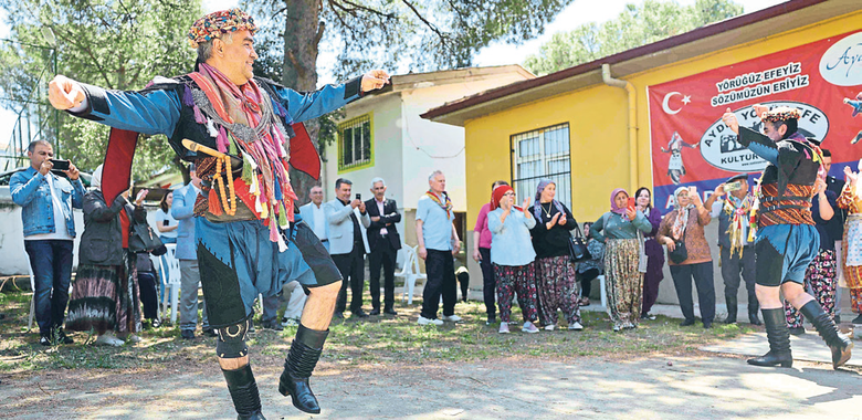 yunanlilar-bu-kez-de-zeybek-oyununa-goz-dikti-aydinda-rektorden-yunanlilara-efe-gibi-cevap-1779050060491.png