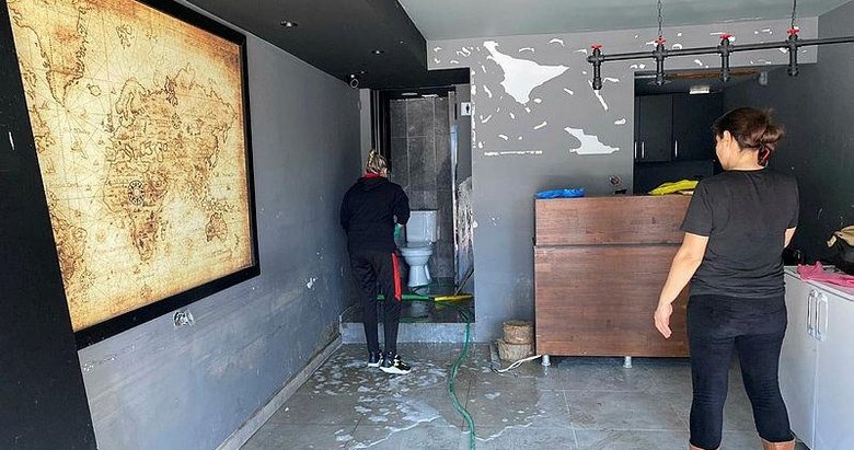 İzmir’de sel felaketi nedeniyle kısıtlamadan muaf tutulan esnaf temizliğe devam etti