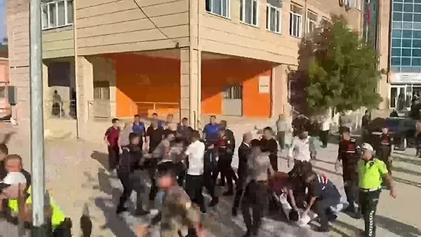 son-dakika-manisada-okul-onunde-silahli-dehset-yarali-ogrenciler-var-1790057003156.jpeg