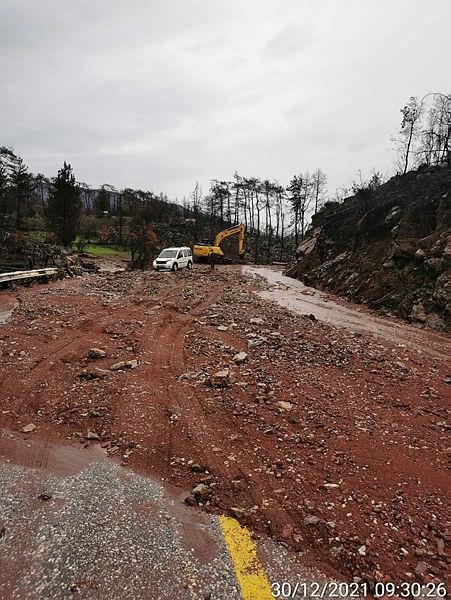 Marmaris’te sağanak yağış nedeniyle yollar kapandı, iş yerlerini su bastı