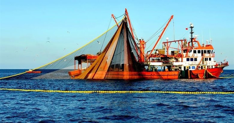 İzmir’de halat çözen balıkçılar av için mavi sulara açıldı