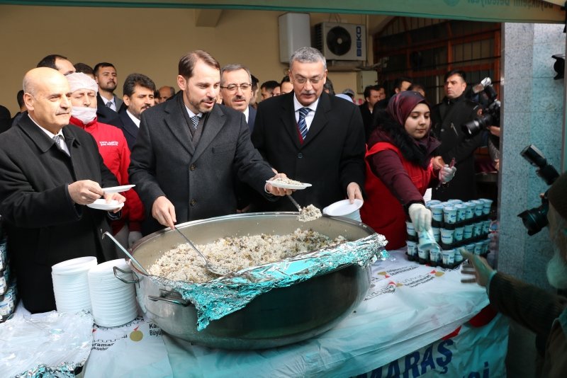 Hazine ve Maliye Bakanı Berat Albayrak Kahramanmaraş’ta vatandaşlara pilav dağıttı! Maraş’ta sevgi seli