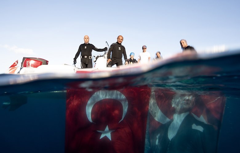 İzmir’de dalgıçlar 9 Eylül şehir hatları batığında Türk bayrağı açtı