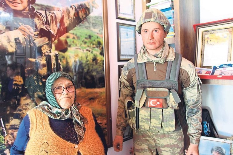 Şehit oğlunun hasretini heykeliyle gideriyor