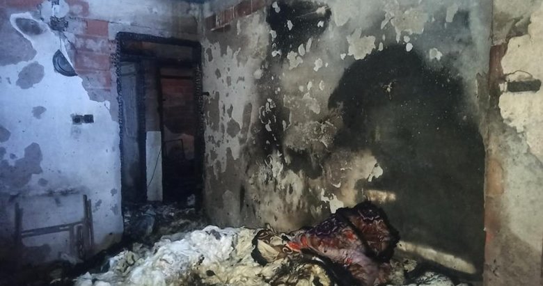 Manisa’da sobadan çıkan yangın evi küle çevirdi: Yaşlı kadın hastaneye kaldırıldı