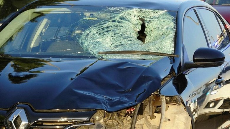 İzmir’de acı son! Karşıya geçerken otomobilin altında kaldı