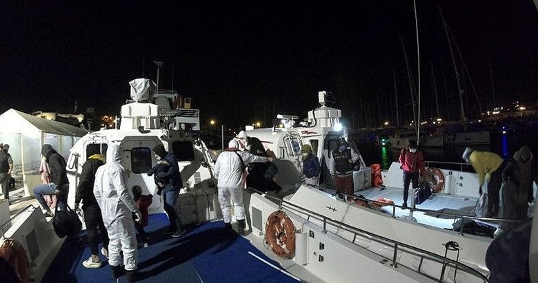 İzmir’de lastik botta sürüklenen 23 sığınmacı kurtarıldı