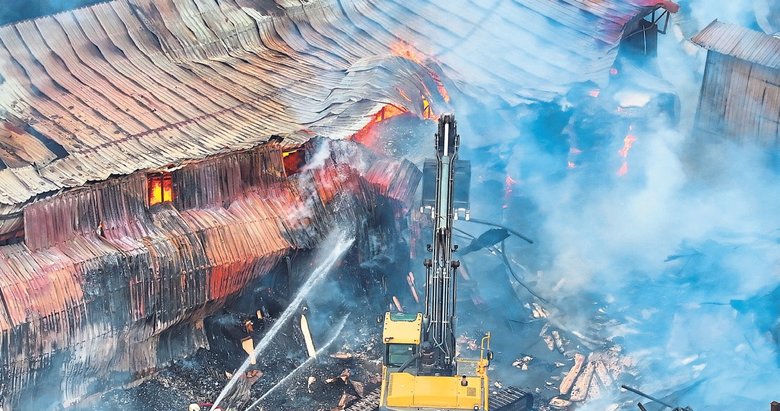 Buca’da mobilya fabrikasını alevler sardı! İş yerleri kül oldu