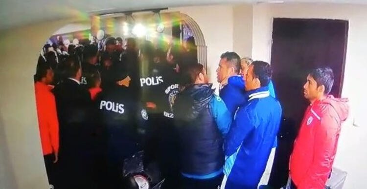 Erzurumspor - Altınordu maçında şoke eden olay! Murat Uçar, Hüseyin Eroğlu’na saldırdı...