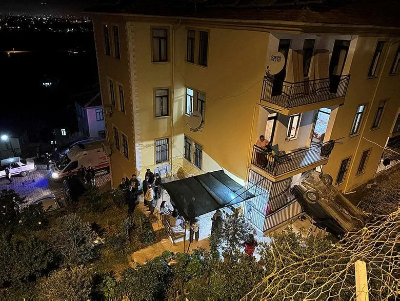 Evin balkonuna otomobil düştü 3 muglada gorenleri sasirtan kaza evin balkonuna otomobil dustu 1707717183634