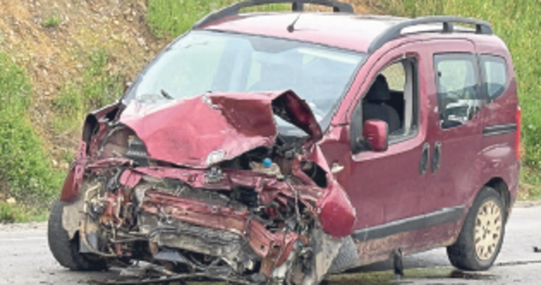 Otomobille hafif ticari araç çarpıştı: 1’i ağır, 4 yaralı