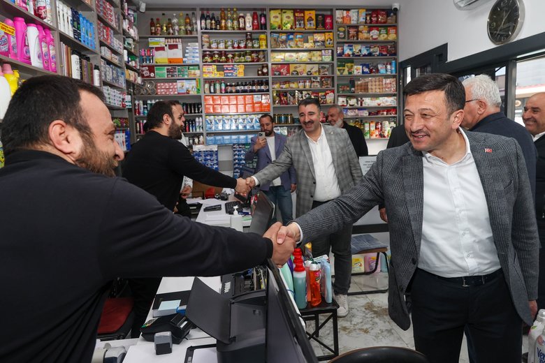 Cumhur İttifakı’nın İzmir Adayı Hamza Dağ, esnafı ziyaret etti