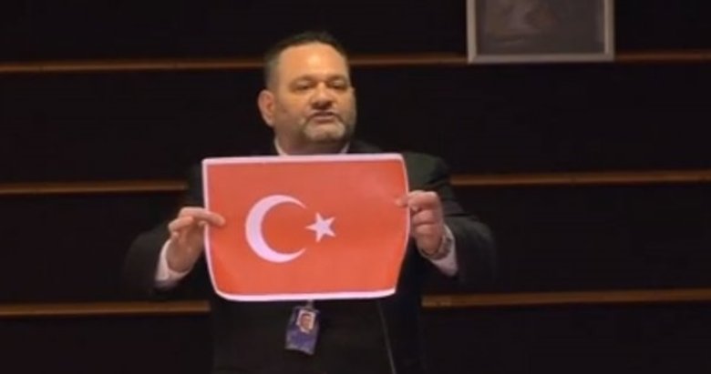 Türk bayrağını yırtan Yunan vekile 4 günlük men cezası verildi