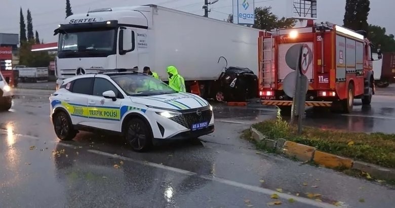 Manisa’da otomobil tırın altına girdi: Yaşlı çift hayatını kaybetti!