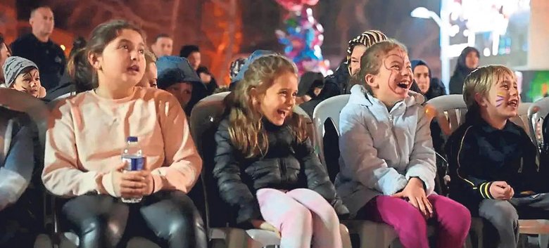 Karagöz ve Hacivat’ı tutkuyla yaşatıyor