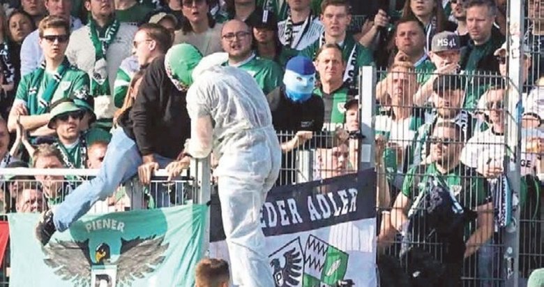 Alman taraftar, VAR monitörünün fisini çekti