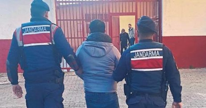 Evinin önünde uyuşturucu satarken yakalandı