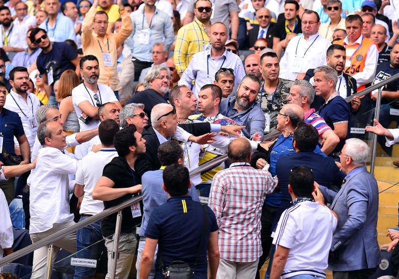 Fenerbahçe Kongresi’nde gerginlik