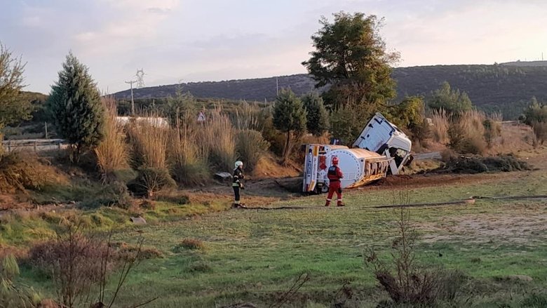 Muğla'da feci kaza! Jet yakıtı yüklü tanker yoldan çıkıp tarlaya uçtu: 3 yaralı