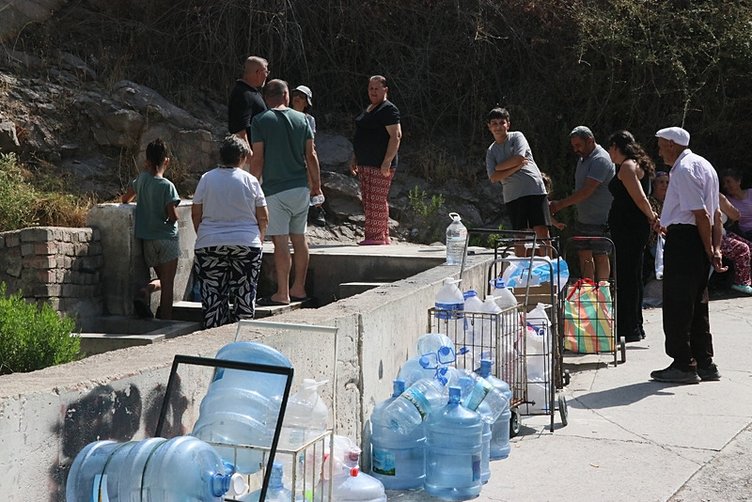 Görüntüler 2025 yılı İzmir’inden! Su için çeşmede uzun kuyruklar oluştu