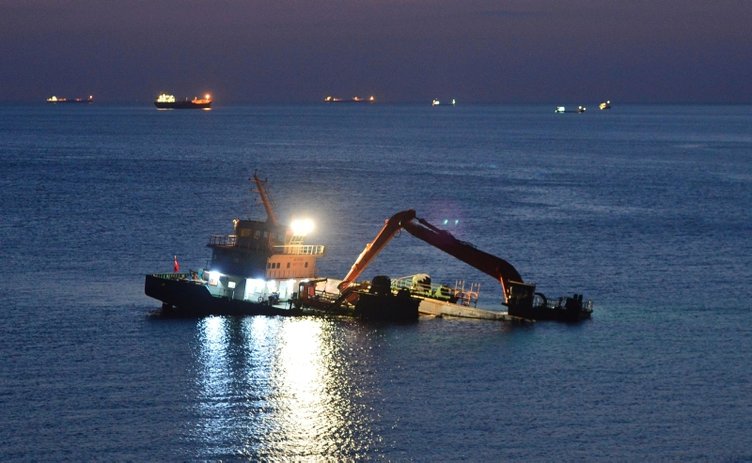 Çanakkale batma tehlikesi devam eden geminin personeli gemiyi terk etmiyor