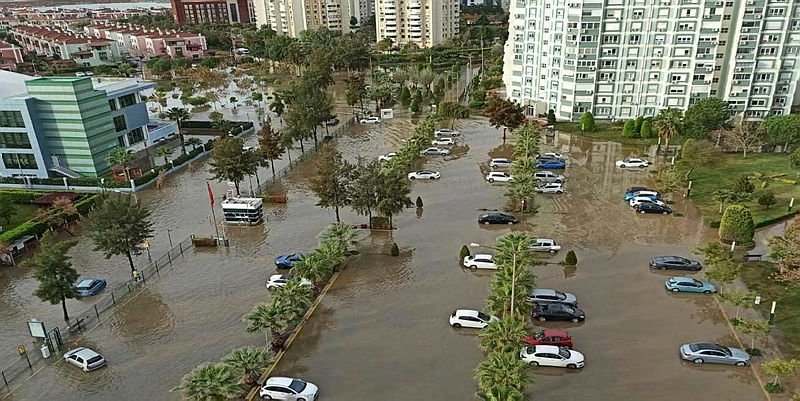 İzmir’de 10 dakikalık yağmurda sel meydana geldi, vatandaşlar Soyer’e isyan etti