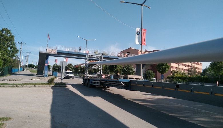 75 metre uzunluğundaki rüzgar türbininin kanatları tırlarla taşındı