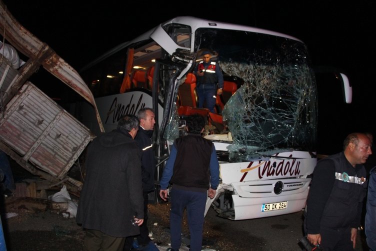 Manisa’da feci kaza! Yolcu otobüsü tıra çarptı