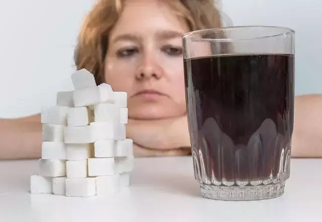 Her gün kola içtiğimizde oluşan etkileri: Fazla kola içmek zararlı mı?