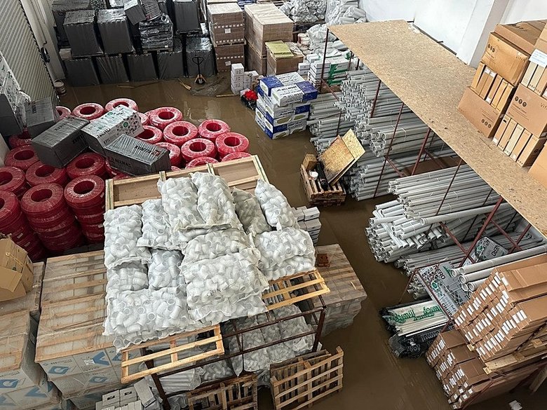 Uşak’ta dere taştı: İş yerlerine kadar ulaştı