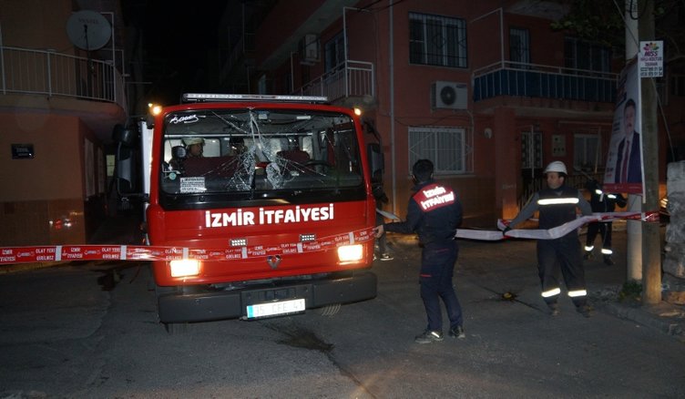 İzmir’de uçan çatı, itfaiye aracının üzerine devrildi