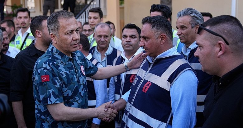 Bakan Yerlikaya’dan Balıkesir Sındırgı ziyareti! Vatandaşlarla bir araya gelen Yerlikaya, esnaf ziyareti gerçekleştirdi