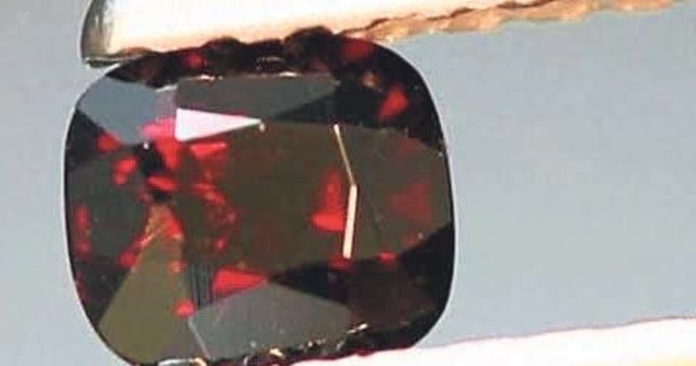 Definecilerin evinde 200 milyon liralık Painite taşı ele geçirildi