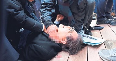 Muhalif lider bıçaklandı