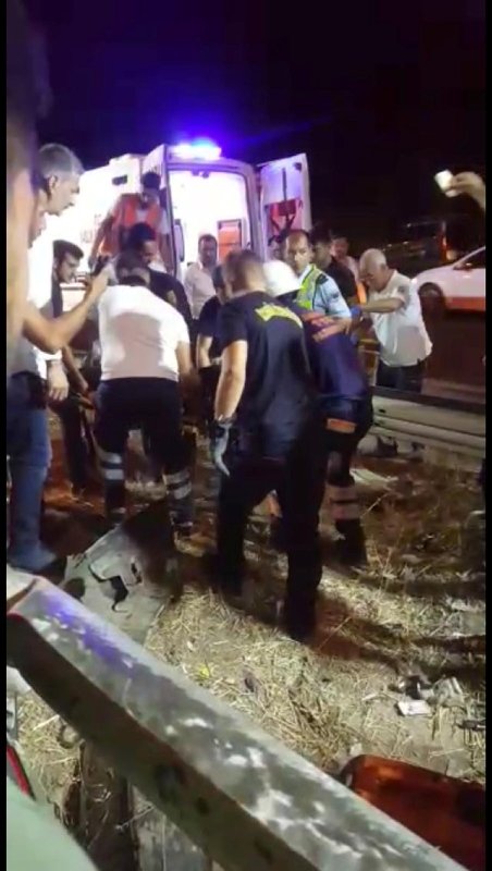 İzmir’in Gaziemir ilçesinde orta refüje çarpan otomobil takla attı