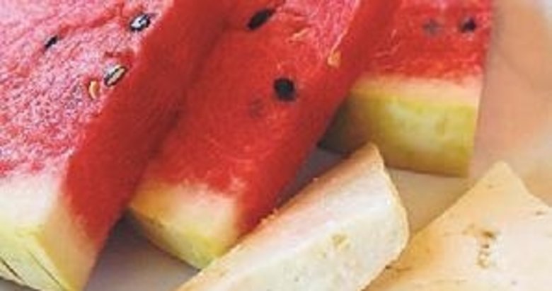 Karpuzu peynirle tüketin