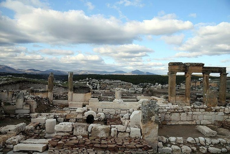 Uşak’taki Blaundos Antik Kenti’nde bereketin sembolü Demeterin sunak alanı bulundu